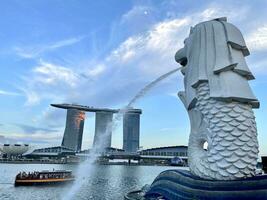 Singapur August 27 2023 Merlion Statue Brunnen im Merlion Park und Yachthafen Bucht Sand Singapur Stadt Horizont beim Sonnenuntergang Himmel Abend. foto