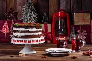 schöner leckerer Kuchen mit knallroten Beeren foto