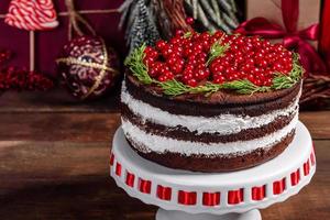 schöner leckerer Kuchen mit knallroten Beeren foto