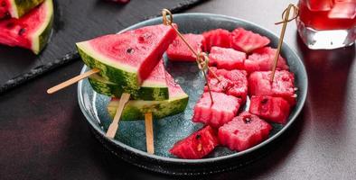 frische leckere Wassermelone in Scheiben geschnitten mit Minze und Wassermelonensaft foto