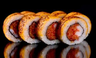 frische Sushi-Rollen aus den besten Fisch- und Meeresfrüchtesorten foto