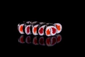 frische köstliche schöne Sushi-Rollen auf dunklem Hintergrund foto