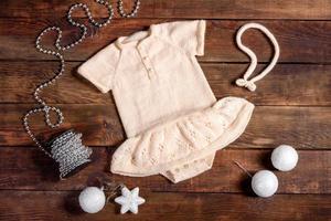 Kinderstrickkleidung ist weiß in Naturwolle