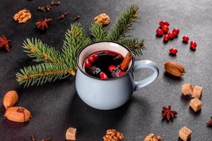 heißer glühwein für winter und weihnachten foto