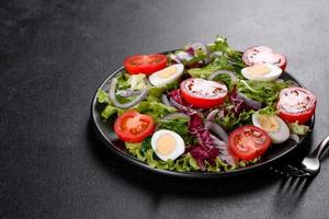 frischer leckerer vegetarischer Salat aus gehacktem Gemüse auf einem Teller foto