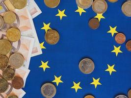 Euro-Banknoten und -Münzen, Europäische Union, über Flagge