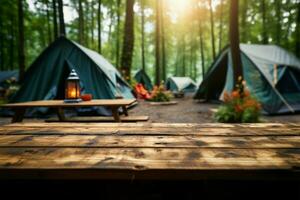 rustikal Charme hölzern Tabelle inmitten verschwommen Wald Zelte und Camping ai generiert foto