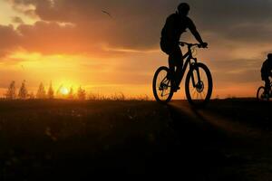 Fahrrad Touring im das Abend Radfahrer Silhouetten symbolisieren Reise und Fitness ai generiert foto