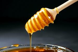 golden Honig tropft von ein hölzern Löffel, rein Flüssigkeit Süße ai generiert foto