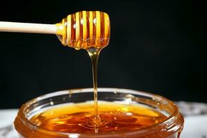 Honig sickert von ein hölzern Löffel, köstlich Süße im Bewegung ai generiert foto