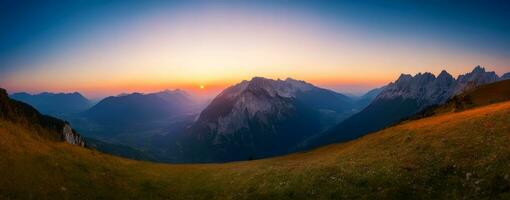 golden Stunde auf das Spitzen, Sonnenuntergang Berg Panorama, ai generiert foto