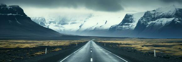 isländisch Düsternis ein Asphalt Straße erstreckt sich unter ein stürmisch Berg Landschaft ai generiert foto