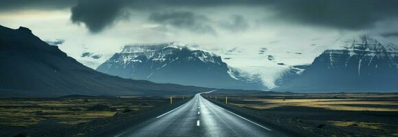 isländisch Düsternis ein Asphalt Straße erstreckt sich unter ein stürmisch Berg Landschaft ai generiert foto