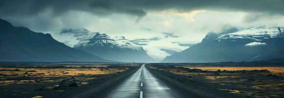 stürmisch isländisch Straße Asphalt Pfad führt zu Berge unter ein Grübeln Himmel ai generiert foto