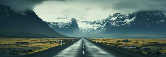 unter das isländisch Sturm ein Asphalt Straße erweitert in ein düster Gebirgslandschaft ai generiert foto