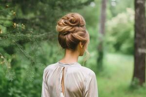 Frauen chignon Frisur aussehen von zurück Fachmann Werbung Fotografie ai generiert foto