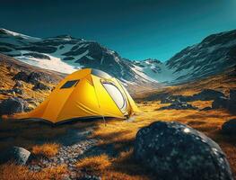 Gelb beleuchtet Zelt im das schöne Abend Berge. Abenteuer und Reise Konzept. generativ ai foto