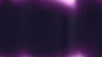 Kristall verschwommen lila Gradient Töne abstrakt auf dunkel körnig Hintergrund. glühend Licht. groß Banner. foto