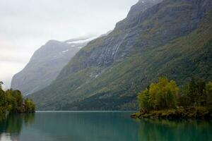 schön norwegisch Landschaft im Herbst in der Nähe von Lon und stryn im Norwegen,lovatnet im Oktober, See mit Türkis Wasser umgeben durch Berge foto