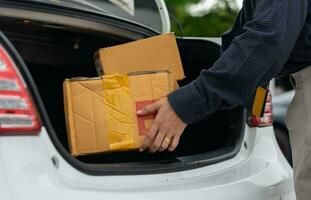 Lieferung Frau halten Tragen Karton Box zum Senden zu Kunde, Transport System Schrägheck Auto, klein Geschäft Konzept, Produkt Bedienung Paket zum Bequemlichkeit Kunde. foto