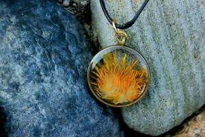 elegant handgemacht Harz Schmuck, gedrückt Blumen von Löwenzahn im Epoxid Harz foto