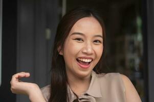schließen oben Gesicht von jung ziemlich asiatisch Frau lächelnd foto