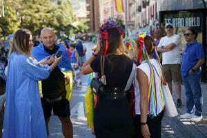 Granada, Andalusien, Spanien. Oktober 5., 2023. ukrainer demonstrieren im ukrainisch Kostüme beim das europäisch Gipfel im Granada. foto