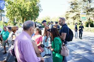 Granada, Andalusien, Spanien. Oktober 5, 2023. Medien und Fernseher interviewen das Teilnehmer von das europäisch Gipfel im Granada. foto