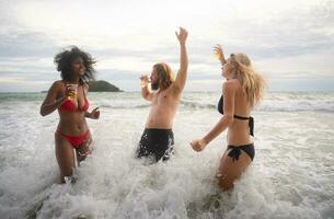 Gruppe von freunde haben Spaß auf das Strand. jung Frauen haben Spaß auf das Strand. foto