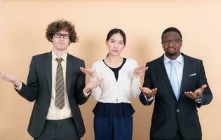 Porträt von zuversichtlich Geschäft Mannschaft Stehen im Büro. multiethnisch Gruppe. foto