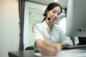 Porträt von Geschäft Menschen tragen Headset Arbeiten aktiv im Büro. Anruf Center, Telemarketing, Kunde Unterstützung Agent zur Verfügung stellen Bedienung auf Telefon Video Konferenz Forderung. foto