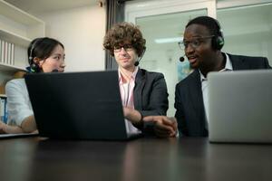 Gruppe von Geschäft Menschen tragen Headset Arbeiten aktiv im Büro. Anruf Center, Telemarketing, Kunde Unterstützung Agent zur Verfügung stellen Bedienung auf Telefon Video Konferenz Forderung. foto