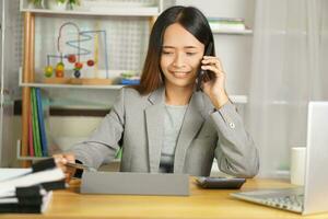 Geschäftsfrau Kontaktaufnahme Kunden durch Telefon foto