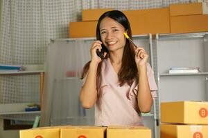 online Verkäufer Antworten Telefon Anrufe von Kunden Wer haben bestellt ein groß Nummer von Produkte. foto