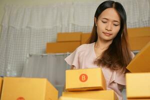 online Verkäufer prüfen Produkt Kisten Vor liefern zu Kunden. foto