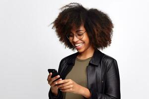 ein Bild von ein glücklich jung schwarz Frau mit ihr Telefon zu senden Mitteilungen zu ihr Freunde, ai generativ foto