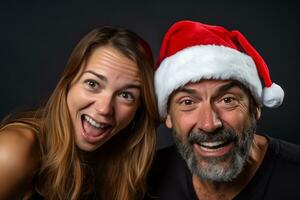 ein Bild von ein Mann und Frau tragen Neu Jahre Kleider und Santa Hüte haben Spaß und Gefühl glücklich zusammen, ai generativ foto