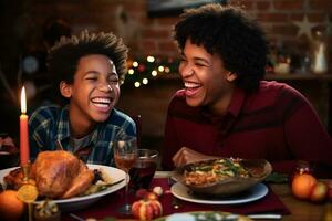 ein Foto von ein afrikanisch amerikanisch Mutter und Sohn lächelnd beim jeder andere während das Erntedankfest Abendessen, ai generativ