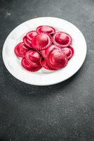 Zuckerrüben Ravioli rot Farbe Fleisch Füllung geräuchert Schinken Kochen Vorspeise Mahlzeit Essen Snack auf das Tabelle foto