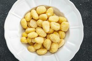 Gnocchi roh Essen Kartoffel Snack Mahlzeit Essen auf das Tabelle Kopieren Raum Essen Hintergrund rustikal oben Aussicht foto