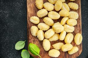 Gnocchi roh Essen Kartoffel Snack Mahlzeit Essen auf das Tabelle Kopieren Raum Essen Hintergrund rustikal oben Aussicht foto