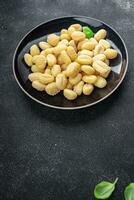 Gnocchi roh Essen Kartoffel Snack Mahlzeit Essen auf das Tabelle Kopieren Raum Essen Hintergrund rustikal oben Aussicht foto