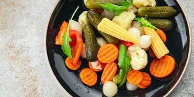 Gemüse eingelegt Salat würzig Gurke, Gurke, Karotte, Zwiebel, Blumenkohl, Pfeffer Vorspeise Mahlzeit Essen Snack auf das Tabelle Kopieren Raum Essen Hintergrund rustikal oben Aussicht foto