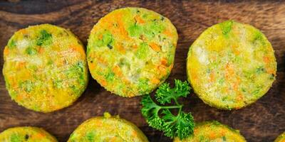 frisch Schnitzel Gemüse Vegetarier vegan Essen Brokkoli, Möhren, Kartoffeln, Zwiebeln, Gemüse foto