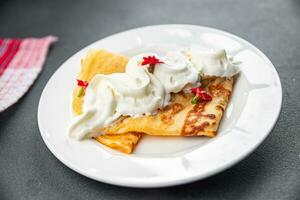 Crepes ausgepeitscht Sahne Pfannkuchen Portion Süss köstlich Dessert Vorspeise Mahlzeit Essen Snack auf das Tabelle Kopieren Raum foto