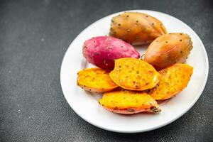 stachelig Birne exotisch Obst Figuren de barbarie Vorspeise Mahlzeit Essen Snack auf das Tabelle Kopieren Raum foto