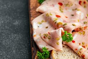 Mortadella Scheibe lecker Würstchen Gemüse, Olive, eingelegt Gurke, Pfeffer, Gurke Essen Kochen Vorspeise Mahlzeit Essen Snack auf das Tabelle Kopieren Raum Essen Hintergrund rustikal oben Aussicht foto