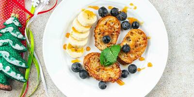 Weihnachten lecker Frühstück Süss Toast Obst Brot gebraten im Ei Stangenbrot Stück Urlaub Süss Dessert Urlaub behandeln Neu Jahr und Weihnachten Mahlzeit Essen Snack auf das Tabelle Kopieren Raum Essen Hintergrund foto