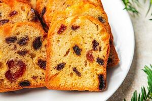 Obst Kuchen Süss Gebäck getrocknet Früchte Kirschen, getrocknet Aprikosen, Pflaumen, Rosinen Weihnachten Süss Dessert Urlaub behandeln Neu Jahr und Weihnachten Feier Mahlzeit Essen Snack auf das Tabelle foto