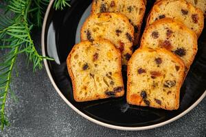 Obst Kuchen Süss Gebäck getrocknet Früchte Kirschen, getrocknet Aprikosen, Pflaumen, Rosinen Weihnachten Süss Dessert Urlaub behandeln Neu Jahr und Weihnachten Feier Mahlzeit Essen Snack auf das Tabelle foto